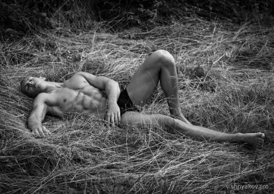 Мужская фотосессия ню на природе