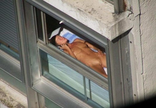 Подглядывание в окна голые