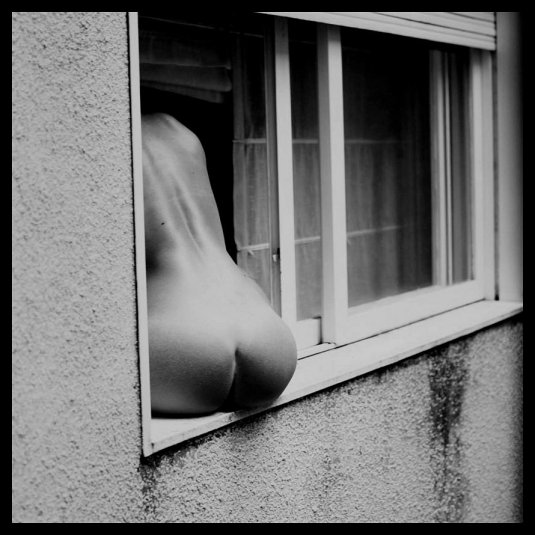 Голая женщина в окне частное