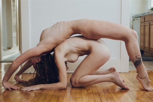 Голые девки в необычных позах