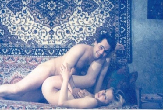 Голые девки на фоне ковра