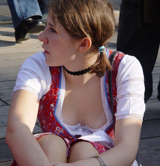 Молодые засветили грудь