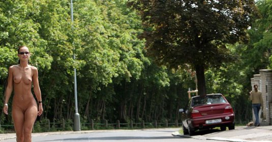 Голые незнакомки на улице