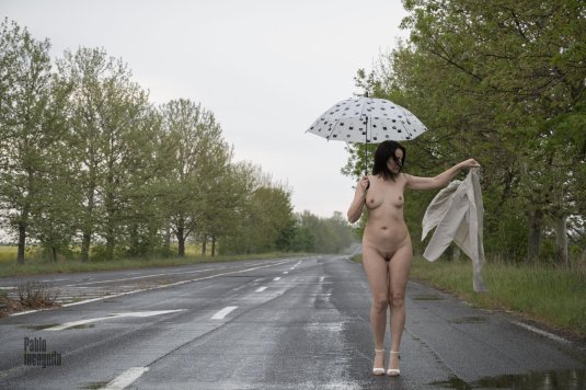 Голые гуляют под дождём