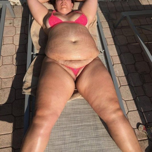 Жирная на пляже