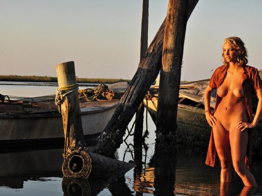 Эротическая фотосессия на лодке