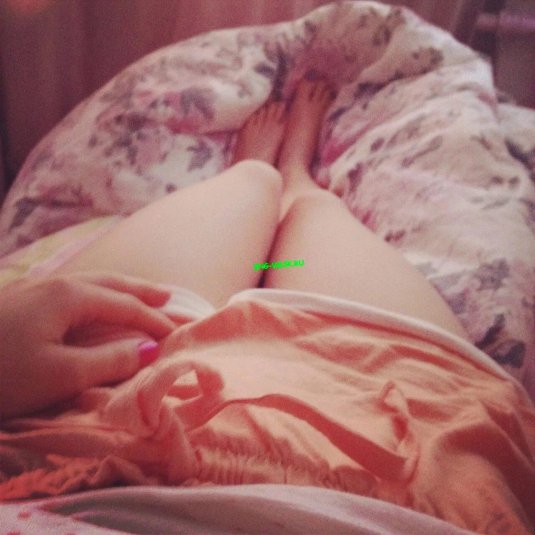 Девушка на кровати без лица