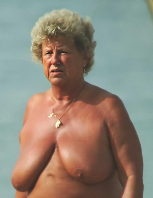 Старые женщины на пляже