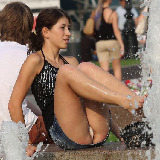 Девушка засветила трусики