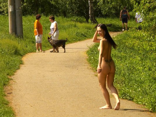 Голые в парке