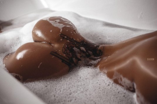 Голые жопы в ванной