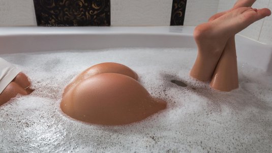 Красивые попки девушек в ванной