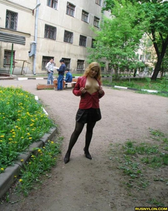 Эксгибиционистка на улице