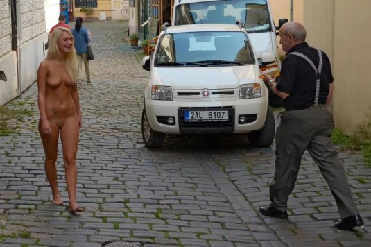 Голые эксгибиционистки