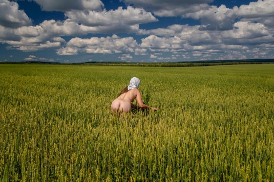 Голые попки крестьянок