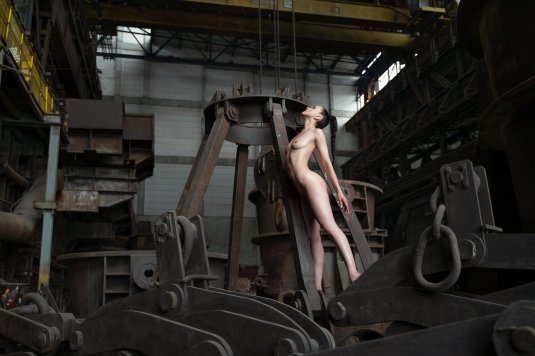 Художественное ню на заводе