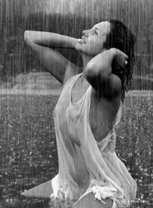 Девушки под дождем