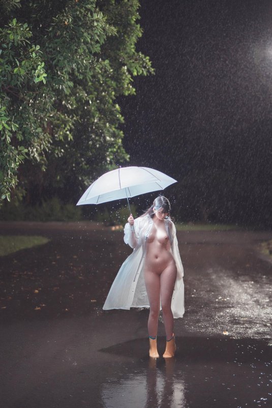 Голые женщины под дождем