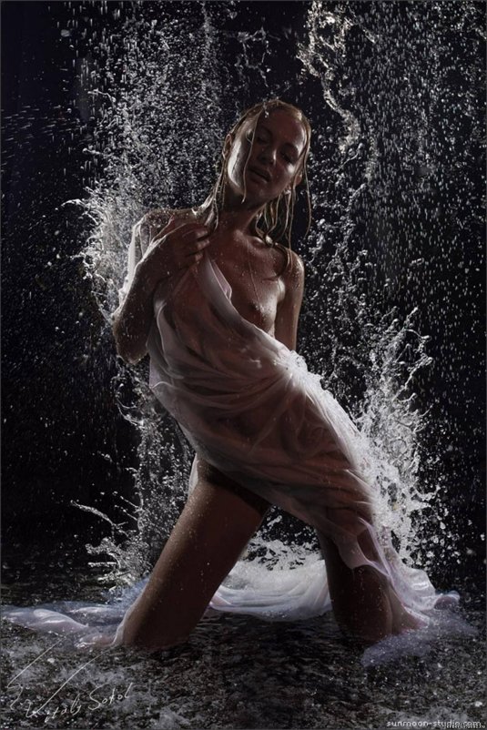 Голые девушки под дождем