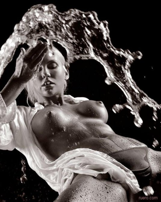 Девушка мокрая