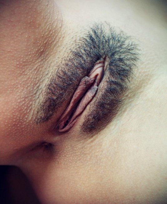 Красивая брюнетка