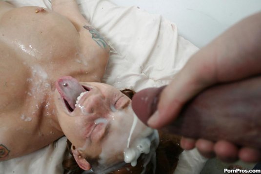 Парень очень много кончает