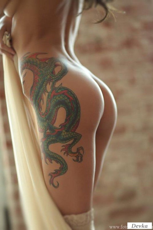 Тату на спинах девушек