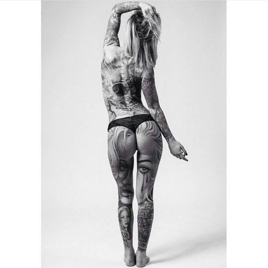 Тату на теле женщины