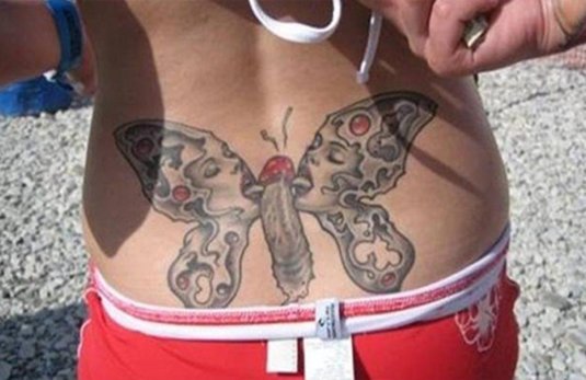 Тату бабочка на пояснице