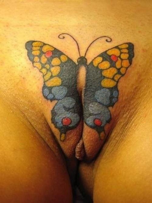 Тату бабочка на лобке