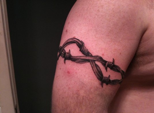 Тату колючая проволока на руке