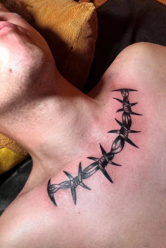 Колючая проволока на шее