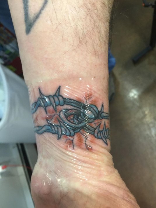 Тату колючая проволока на руке