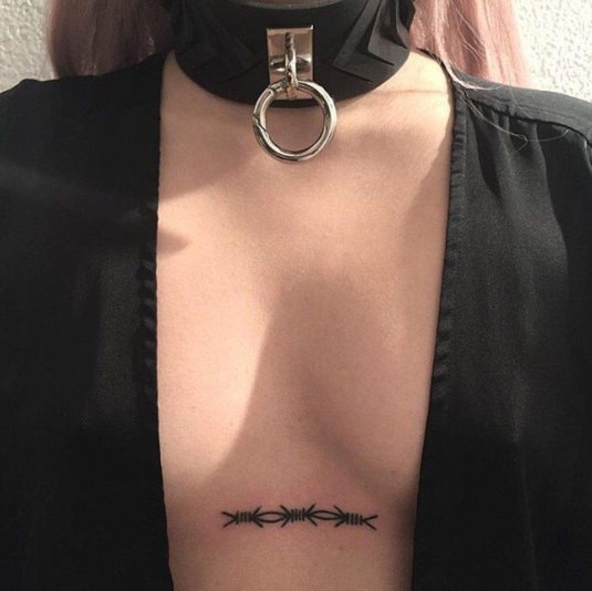 Под грудью тату