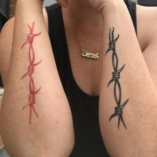 Тату колючая проволока на руке