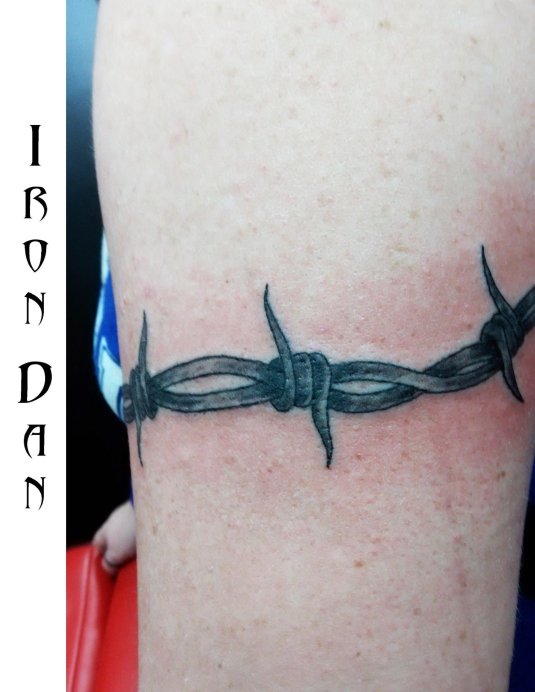 Колючая проволока на руке тату