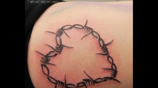 Тату сердце в колючей проволоке