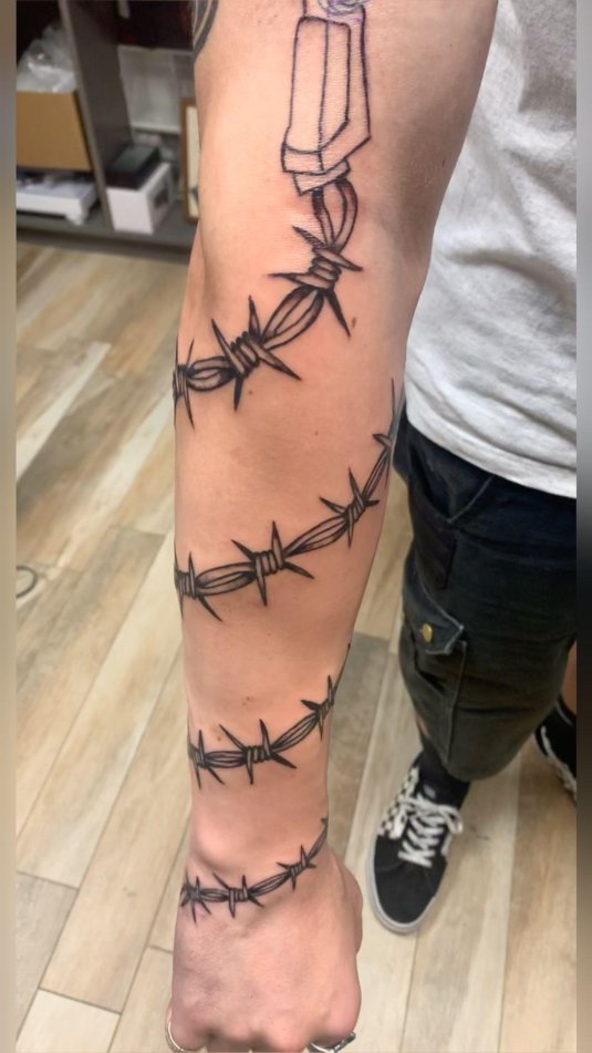 Тату колючая проволока на предплечье