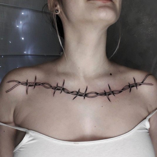 Тату на ключице проволока