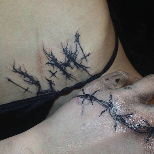 Тату в виде колючей проволоки