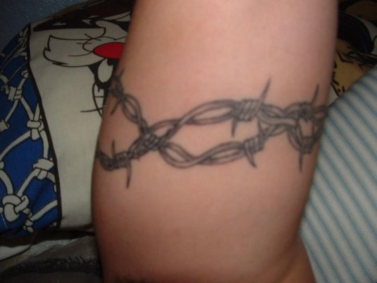 Тату колючая проволока вокруг руки