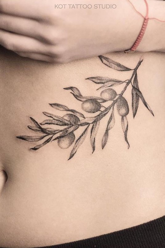 Тату веточки под грудью