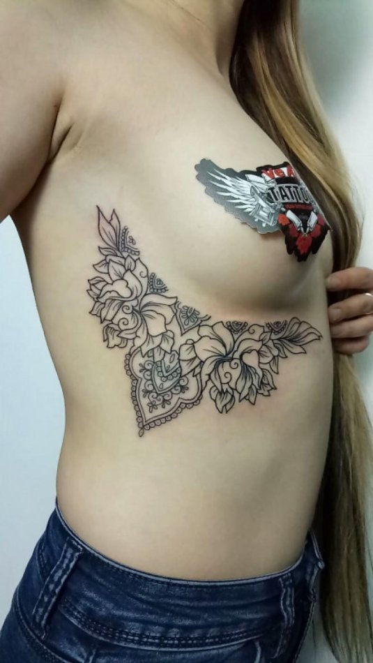 Тату под грудью женские