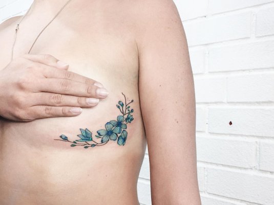 Тату веточка под грудью