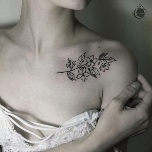 Тату на ключицах для девушек