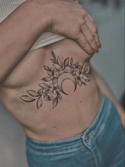 Татуировка на рёбрах для девушек