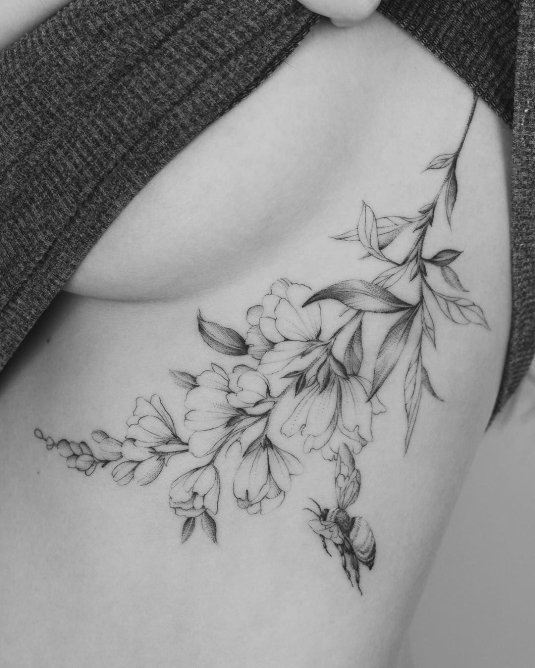 Тату под грудью