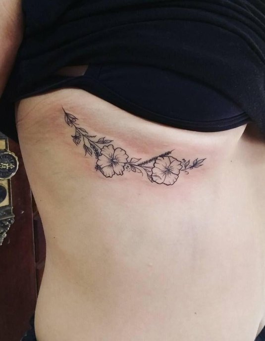 Маленькая тату под грудью