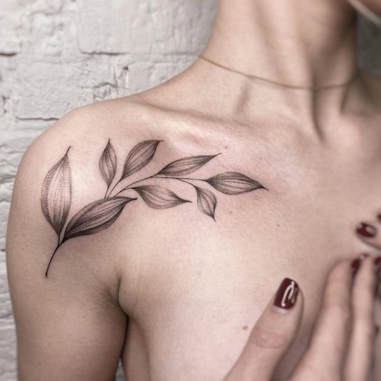 Тату веточка на ключице