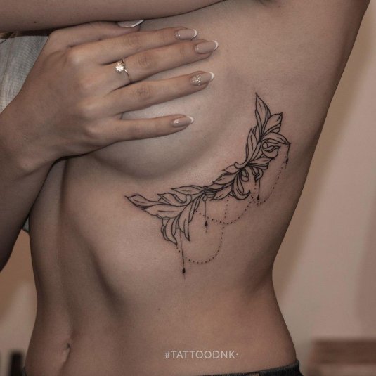 Татуировка под грудью женская